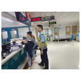 “五一”假期我在岗丨五一节，正在执勤的凤凰民警及时护送高烧幼童就医获赞