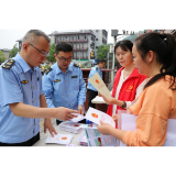 凤凰县市监局开展“文明行为促进条例进商户”增进诚信经营宣传活动