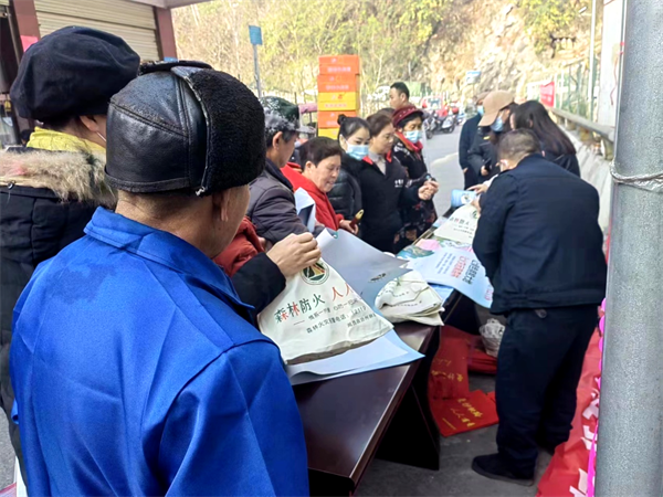 向村民宣传“套路贷”“校园贷”、森林防火、防范电信诈骗等知识。.png