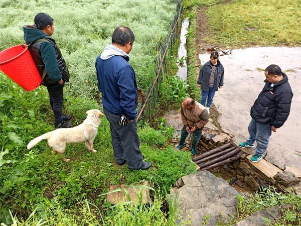 深入田间地头调解村民纠纷。.jpg