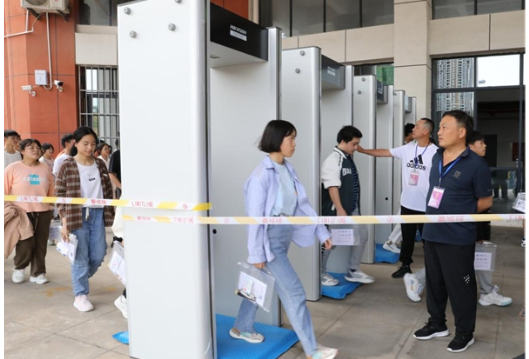 凤凰：开展考生入场演练保障高考安全有序
