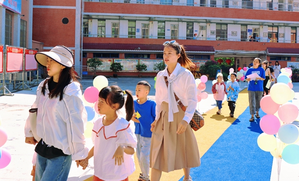 凤凰县各学校有序开展报名工作