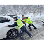 无惧严寒，凤凰公安用坚守绘就风雪中的最美“雪警”
