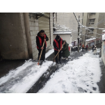 文明新风润湘西丨凤凰县烟办：深入社区开展清扫积雪暖民心志愿服务活动