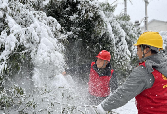 国网凤凰县供电公司:鏖战冰雪 全面武装焊牢电力精神
