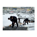 文明新风润湘西丨凤凰法院：司法警察扫雪除冰 保障群众办事安全