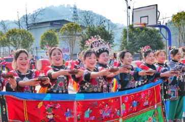 组图丨湖南凤凰：苗鼓进苗乡 欢乐年味浓