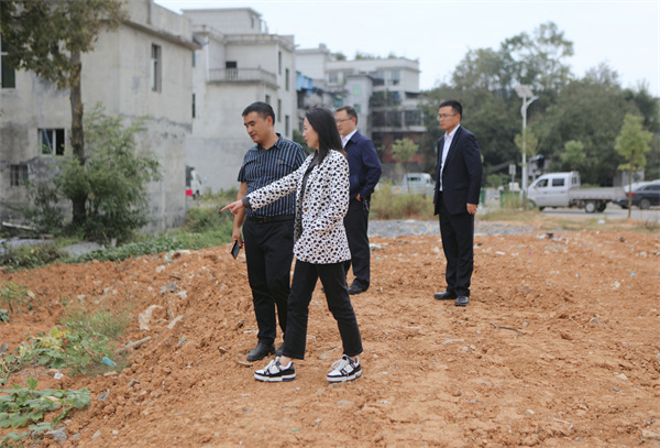 2.在腊尔山镇调研.jpg