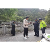 凤凰县城管执法局：拾金不昧寻失主，失而复得获感谢 