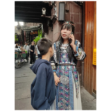 凤凰县城管执法局：帮助走失男童找回家人，古城街头上演暖心一幕