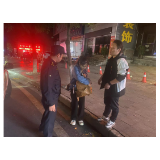 凤凰县城管执法局：暖心！帮游客追回遗落行李获点赞