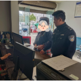 我为群众办实事丨老人行动不便办事难  村警 “专车”接送解难题