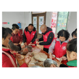 凤凰县沱江镇三王阁社区联合县志愿者协会开展爱心下乡，慰问敬老院活动