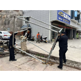 凤凰县城管执法局：开展路域环境整治，让道路有“颜”又有“序”