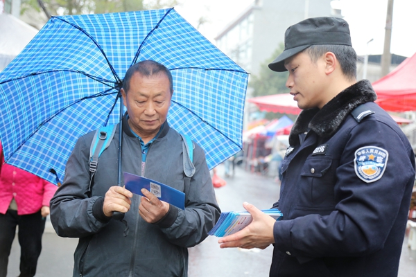 4.发放宣传手册.jpg