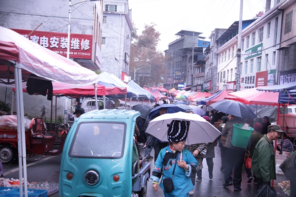 1.吉信镇集市.jpg