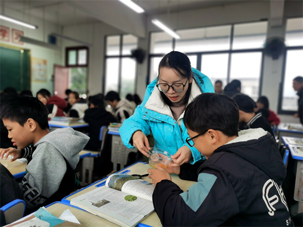 石梅老师指导学生进行探究实验。.jpg
