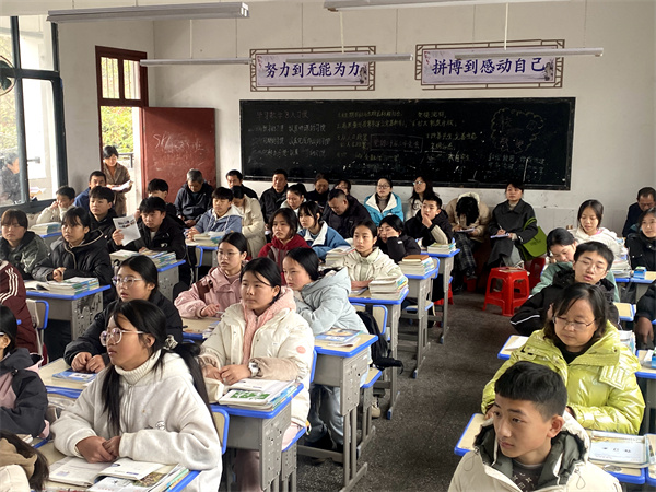 学生和老师认真听课。.jpg