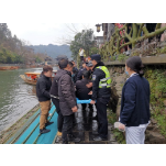 文明新风润湘西丨 游客江边游玩不慎摔伤，凤凰民警及时救助送医