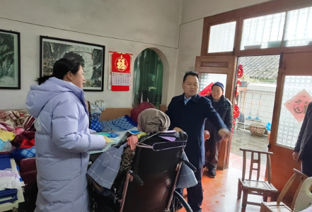 凤凰县委政法委：走访慰问困难党员 组织关怀温暖人心