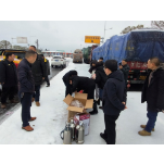凤凰县廖家桥镇：为滞留高速路口司乘人员送温暖