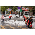 凤凰县总工会：小年迎大雪 扫雪除冰进行时