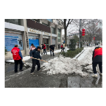 凤凰县人社局：干部群众齐上阵 扫雪除冰保出行