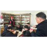 凤凰县落潮井镇：雪中为滞留车辆送温暖