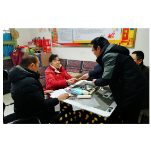凤凰县供销联社：节前送温暖  雪里传温馨
