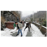铲冰雪、保畅通，安全回家过好年一一吉信镇满家村积极组织群众开展铲冰除雪保畅通活动