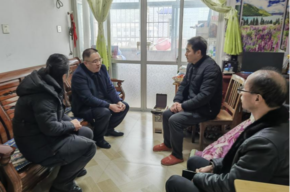 湘西州委宣传部到凤凰县慰问道德模范