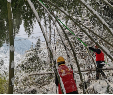 国网凤凰县供电公司  共抗冰雪 “村网共建”助返乡村民安全用电