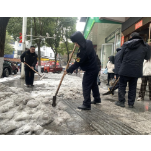 落雪人到位  雪停人不休——凤凰城管全力应对低温雨雪冰冻天气