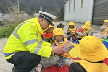 凤凰公安交警深入农村墟场开展“一老一小”交通安全宣传