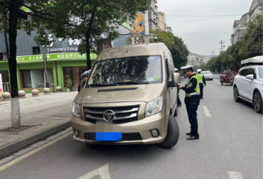 凤凰公安交警重拳出击全力推进“春季攻势”整治行动