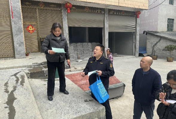 凤凰县吉信镇：规范收取垃圾处理费 破解环境卫生整治难题