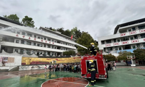 凤凰县廖家桥镇：强化消防演练 共建平安和谐校园 