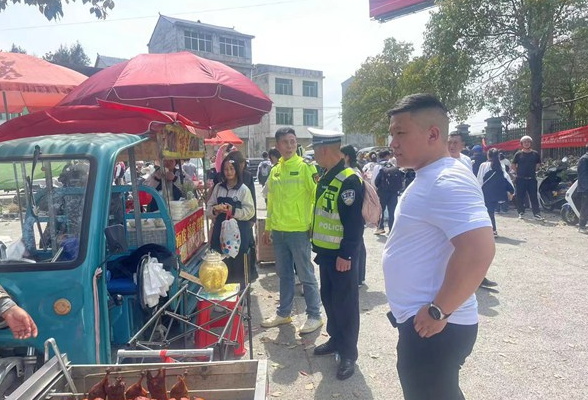 凤凰县阿拉营镇：整治流动摊贩净化校园周边环境