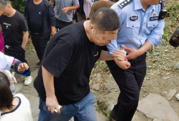 凤凰公安：游客突发不适 民警及时相助