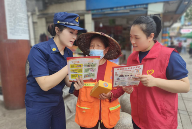 凤凰消防借用“防震减灾周”开展消防宣传