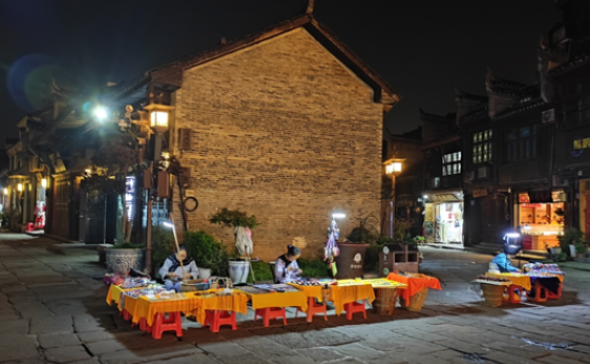 凤凰城管：“潮汐式”摊位，让城市更具“烟火气”与“人情味”