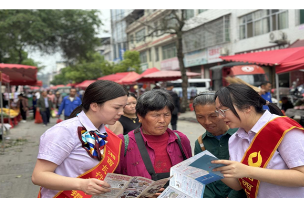 湘西长行村镇银行凤凰支行：金融消保在身边，银行进乡镇市集筑牢风险防线