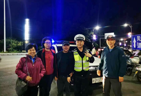 暖心！两名北京游客迷路不慎与家人走散 凤凰公安交警帮助其顺利团圆