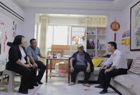 钟克洲带队走访慰问生活困难党员教师