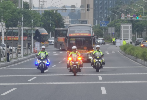 凤凰公安交警全力护航高考 营造安全有序交通环境