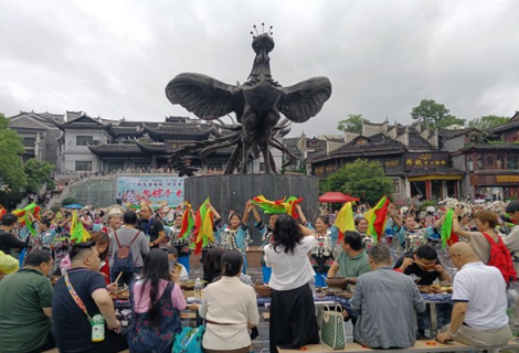 粽香情浓长龙宴 同心共筑中国梦  ——凤凰县举行“同包幸福粽•同享幸福宴•共筑中国梦”主题活动