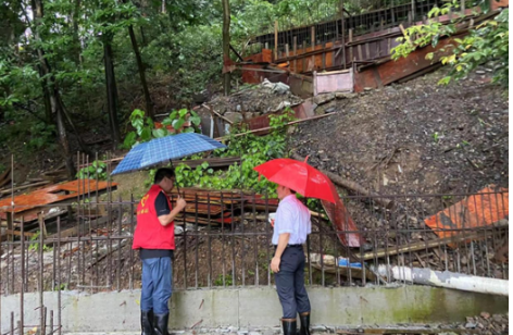 凤凰县文旅局党员干部奔赴在景区防洪一线，全力打好防汛“主动仗”