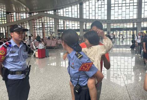 背上的温暖——凤凰古城站工作人员迅速找回走失幼童