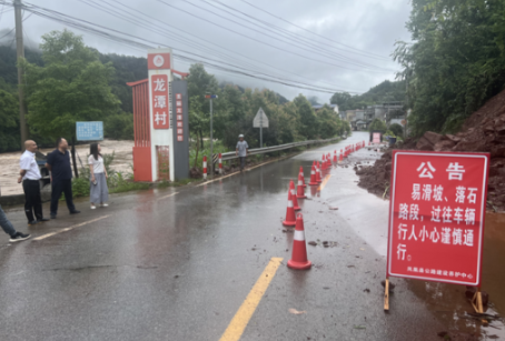 凤凰县交通运输局带队前往凤木公路调研水毁抢险情况
