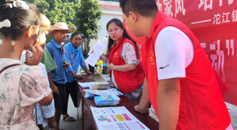 凤凰县沱江镇：大学生送法下乡之“利剑护蕾﹒雷霆行动“ 法治宣传